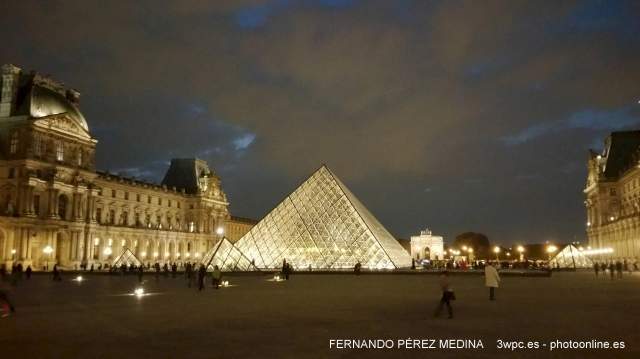 Piramide del Museo del Louvre, Paris, Francia 640w