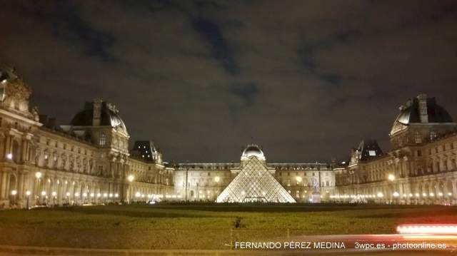 Piramide del Museo del Louvre, Paris, Francia 640w