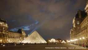 Piramide del Museo del Louvre, Paris, Francia